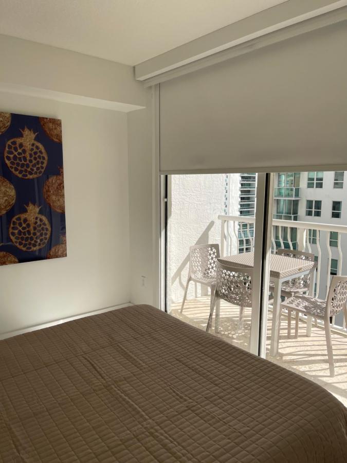 Downtown Brickell Bay & Pool View 4 Bedrooms Apartment Miami