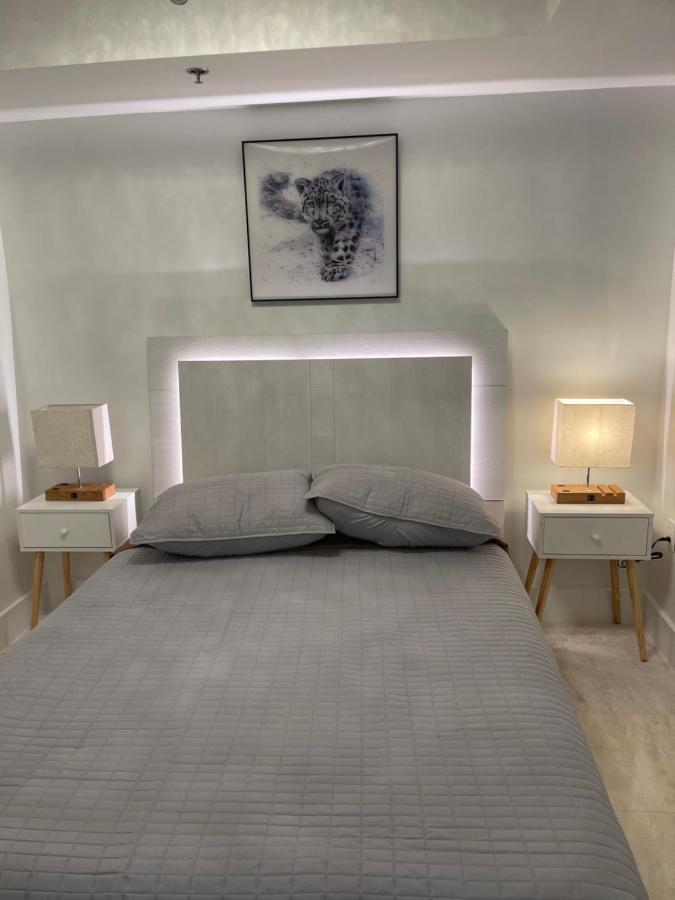 Downtown Brickell Bay & Pool View 4 Bedrooms Apartment Miami