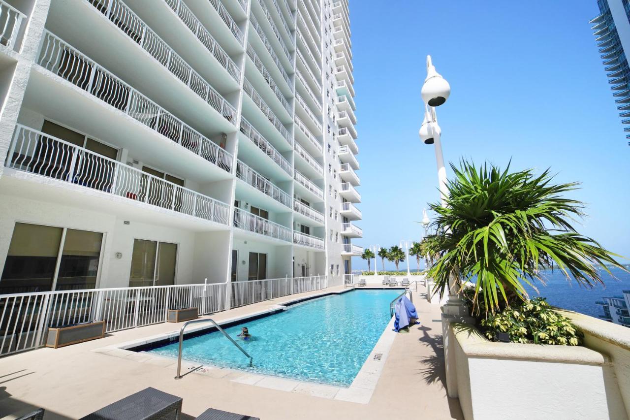Downtown Brickell Bay & Pool View 4 Bedrooms Apartment *