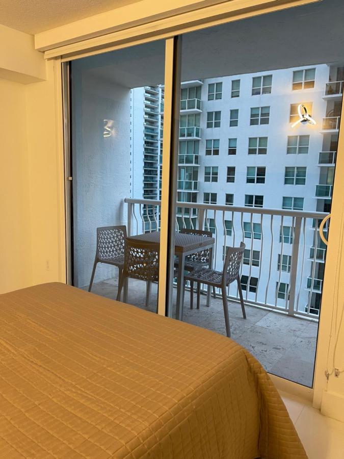 Downtown Brickell Bay & Pool View 4 Bedrooms Miami