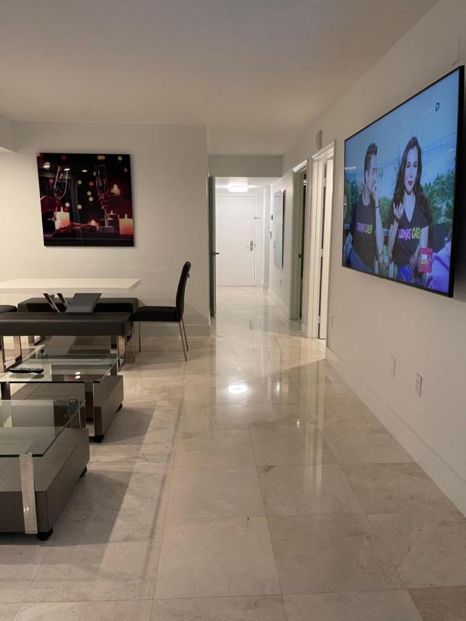 Downtown Brickell Bay & Pool View 4 Bedrooms *