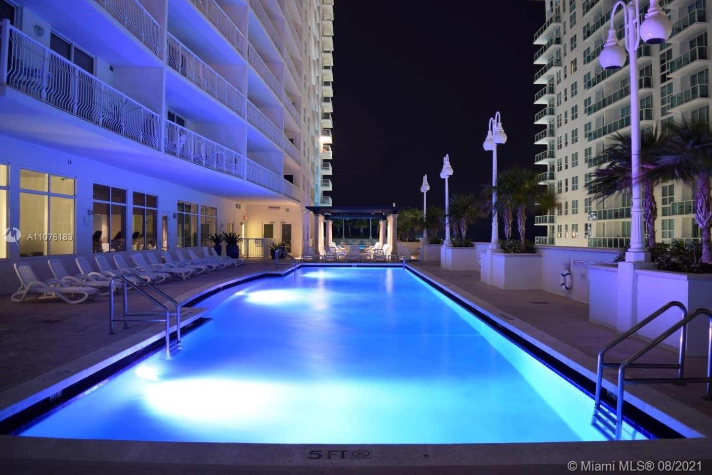 Downtown Brickell Bay & Pool View 4 Bedrooms *